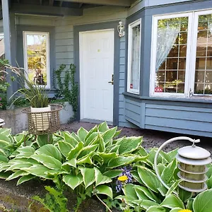Holiday home Bright Garden By Forest & Beach & Ubc
